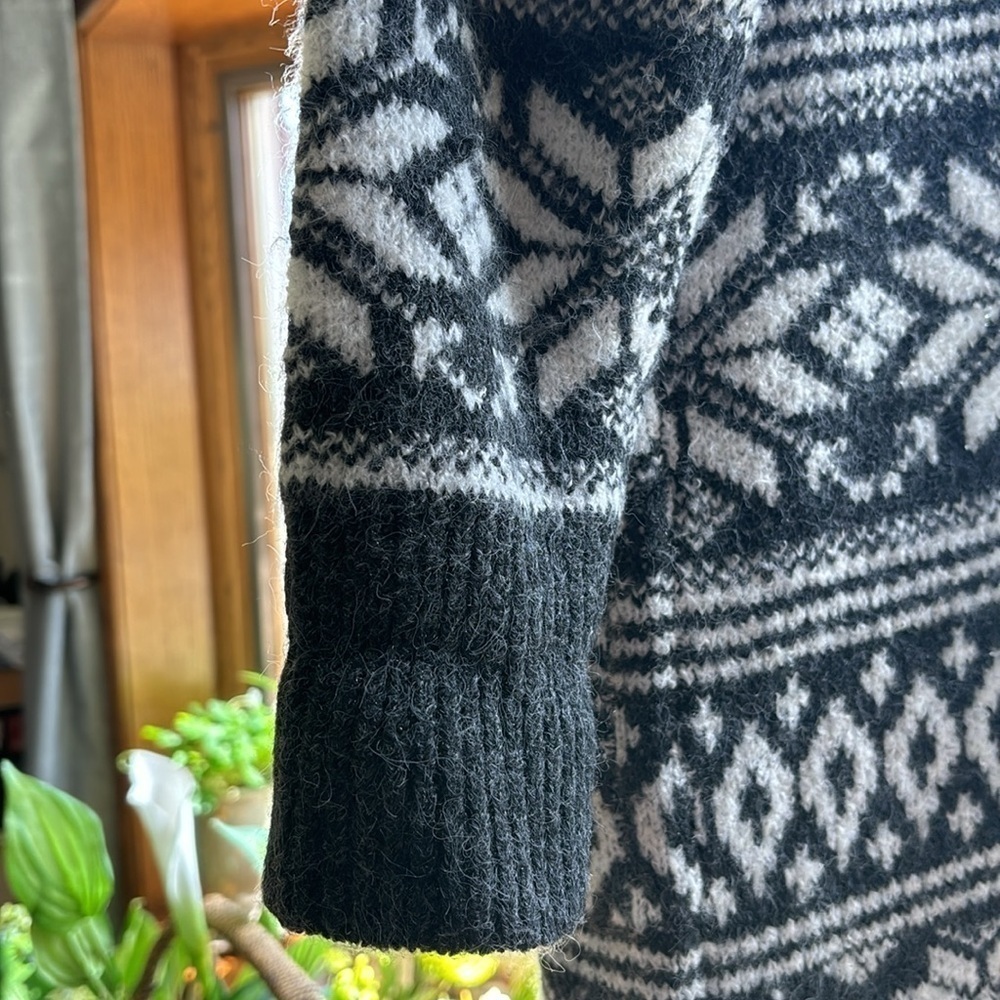 Ricki’s grey and white knitted cardigan​​​​​​​​ - Picture 4 of 6